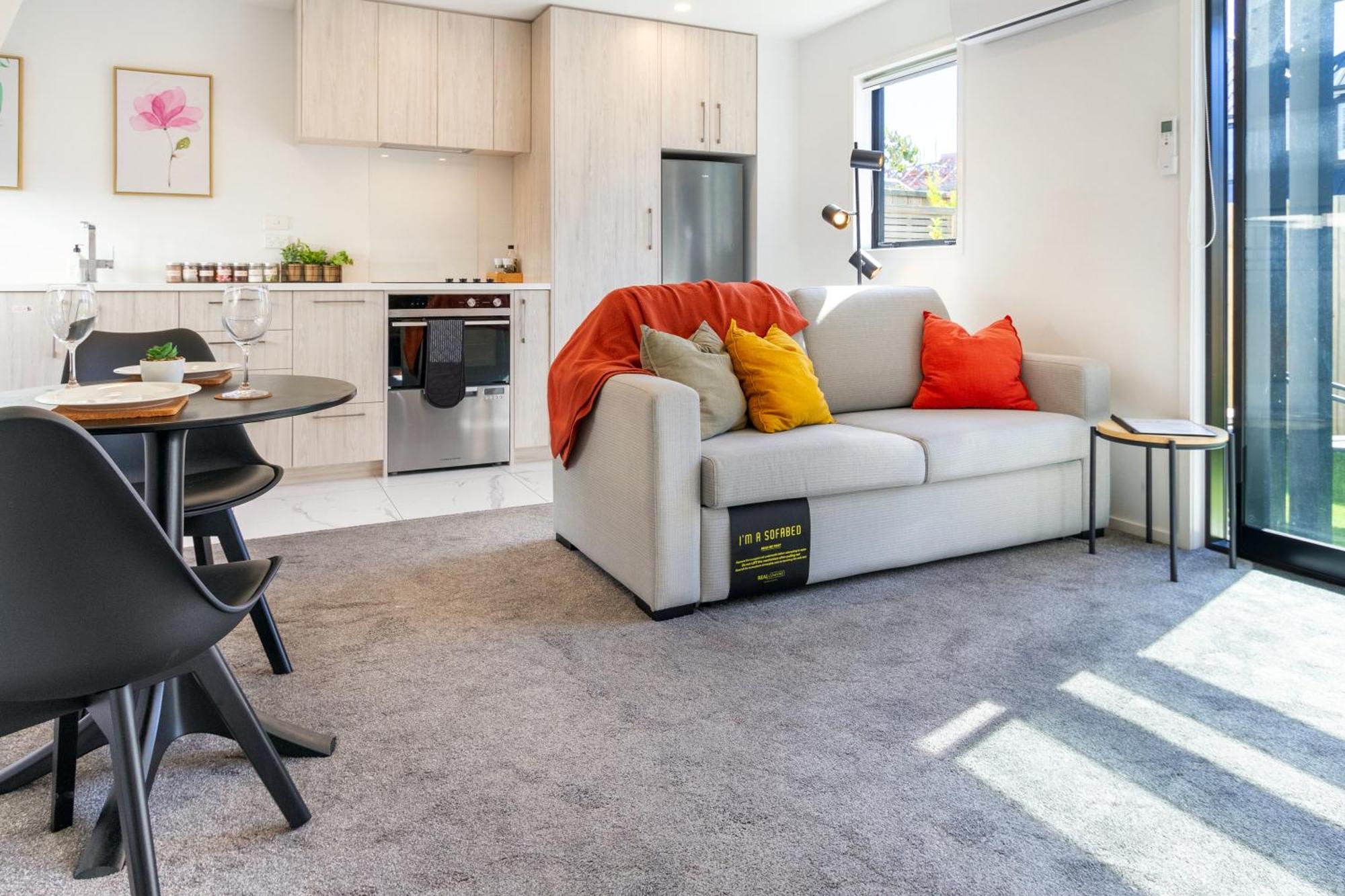 Apartment 1 Bedroom Gem With Hagley Park At Your Doorstep *